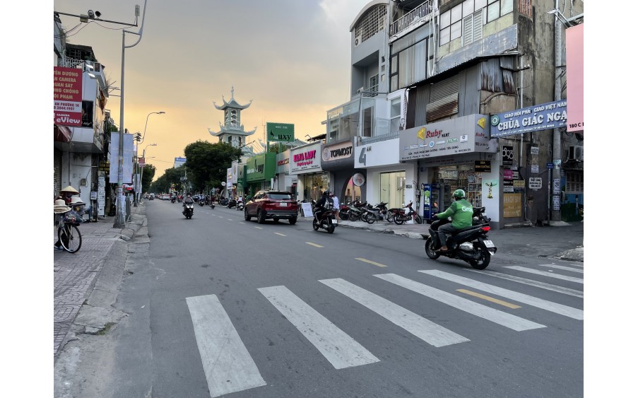 Bán Nhà MẶT TIỀN KD đường Hoàng Sa,Q.3,DT:29mx10m,KC:Cấp 4,Giá:65 tỷ.